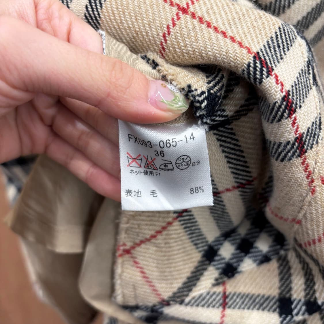 버버리 런던 미디 스커트 노바 체크 패턴 컷오프 마감 디테일 베이지 상품이미지9