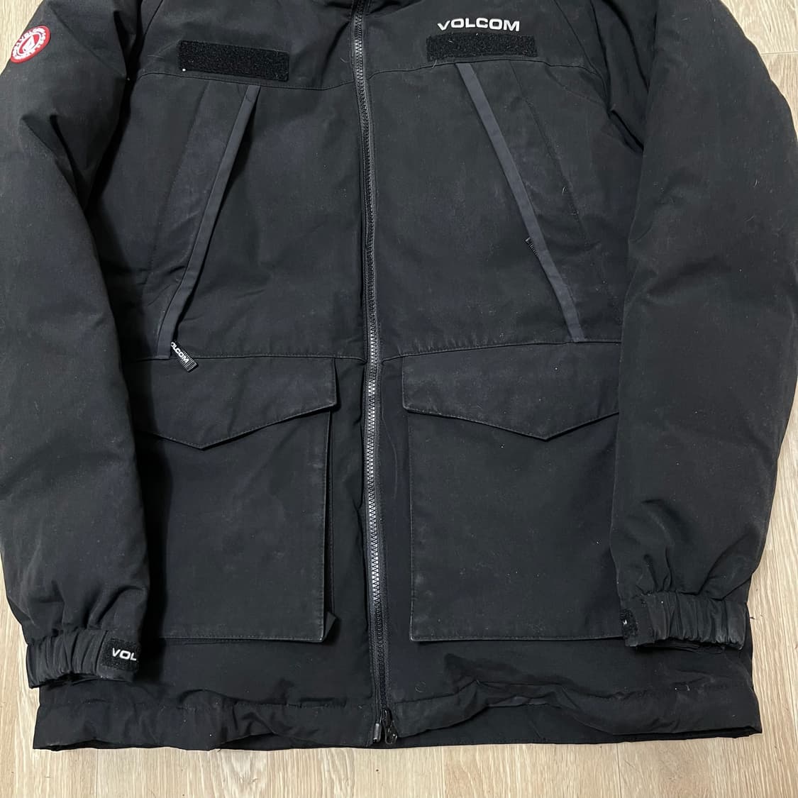 볼컴 남성 로고 와펜 덕다운 후드 패딩 XL/105  상품이미지3