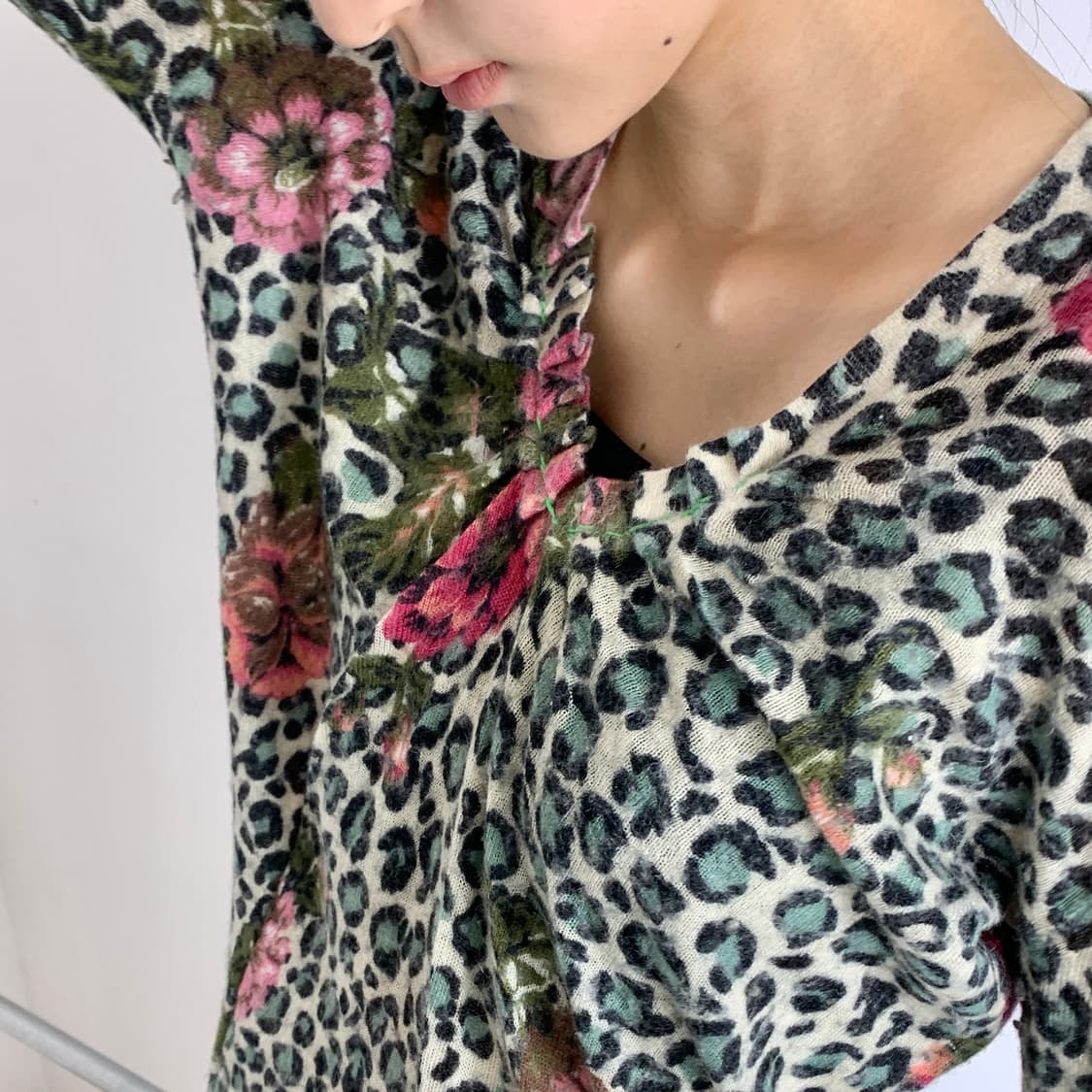 겐조 레오파드 플라워 패턴 알파카 브이넥 니트 상품이미지4