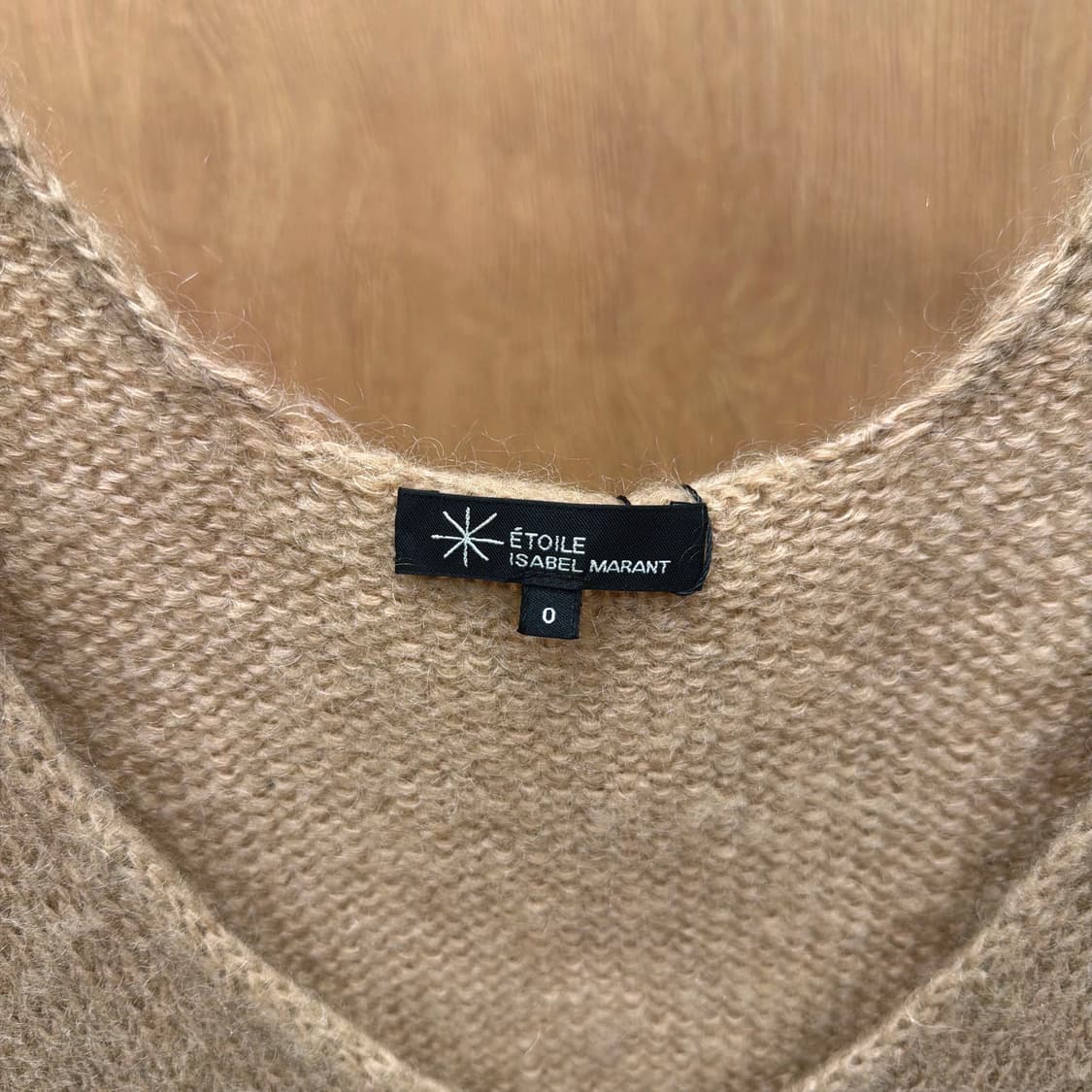 이자벨마랑 에뚜왈 브이넥 슬리브리스 니트 무지 디테일 루즈핏 베이지 상품이미지6