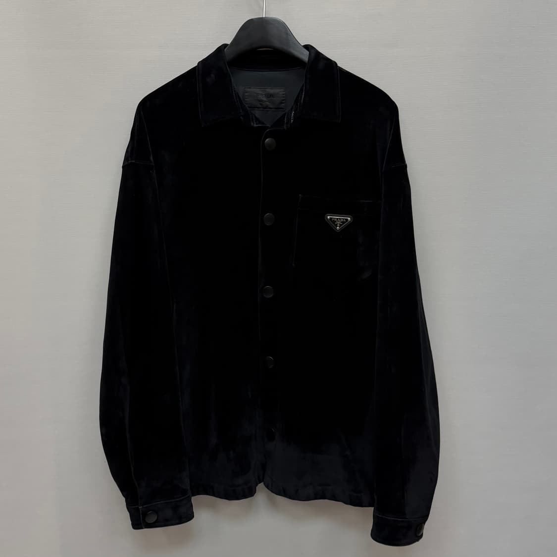 프라다  삼각로고 벨벳 오버셔츠 ( 105 ) 상품이미지3