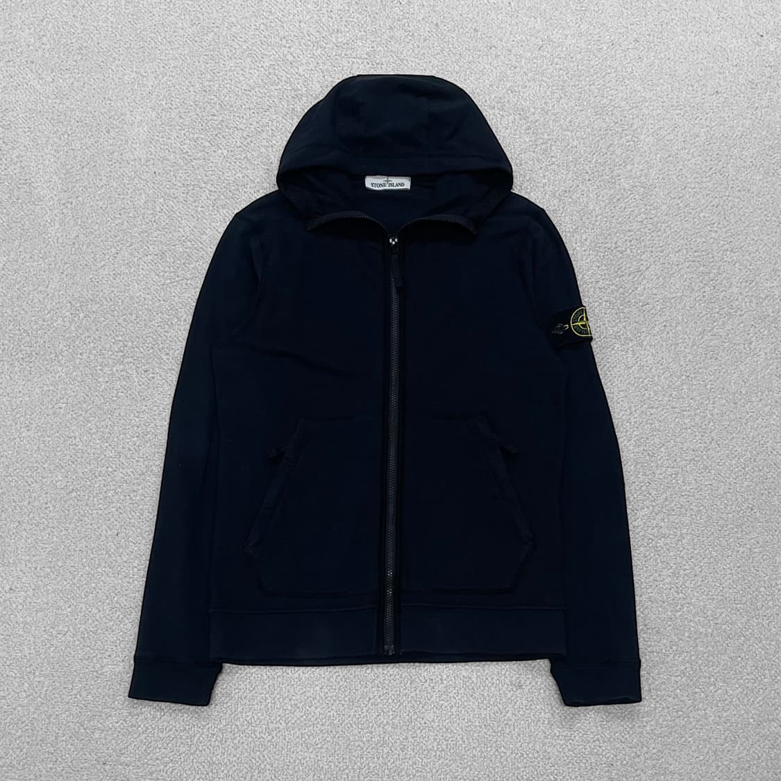 스톤아일랜드 와펜 패치 풀 오버 후드집업 블랙 상품이미지1