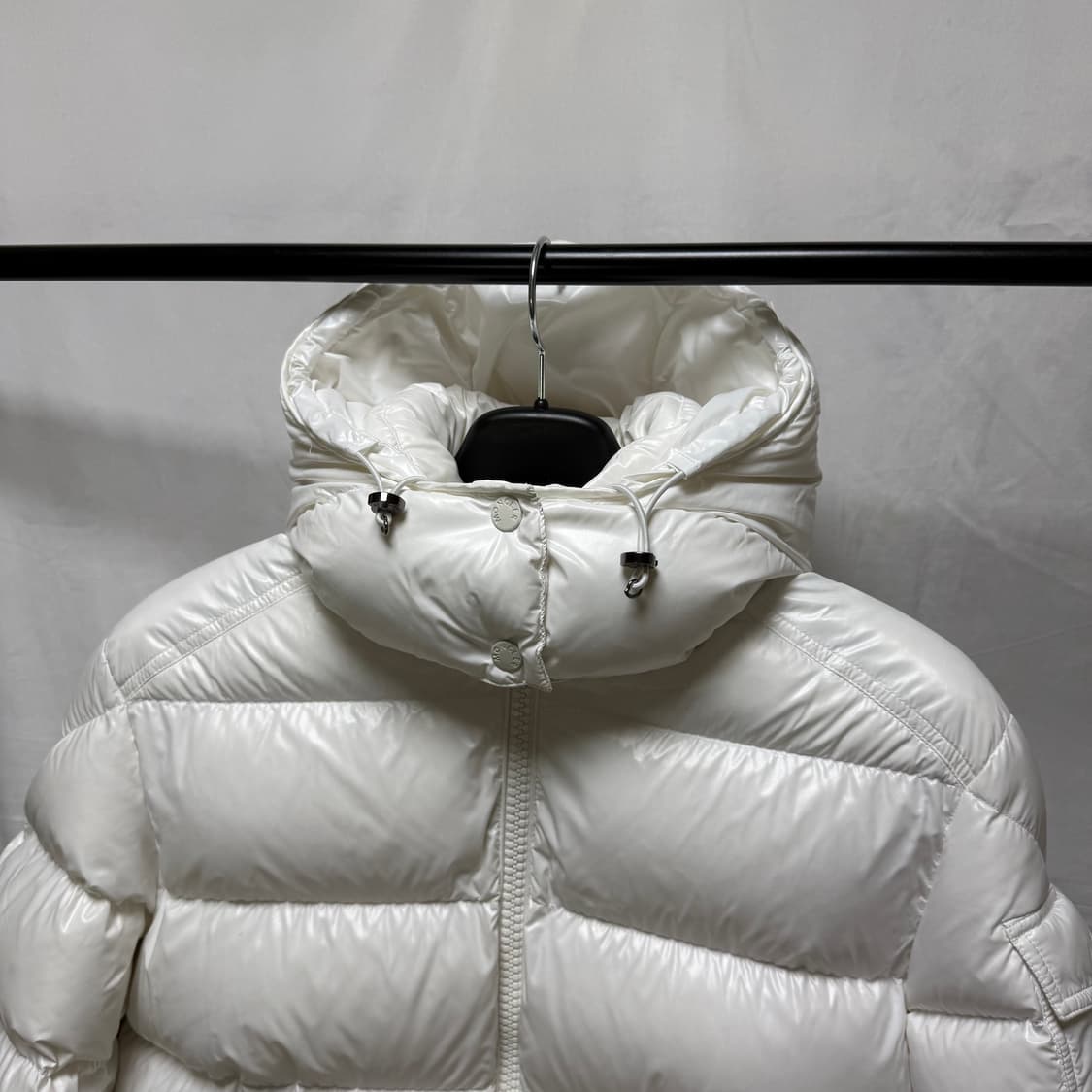 몽클레어 마야 패딩 쇼트 다운 자켓 오프 화이트 상품이미지3