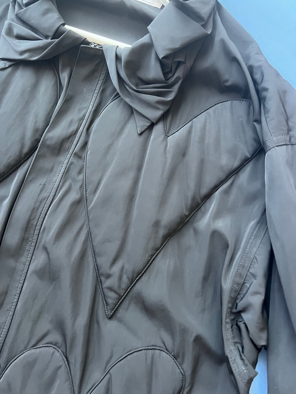 더 뮤지엄 비지터 하트 엠보스드 자켓 L  상품이미지5