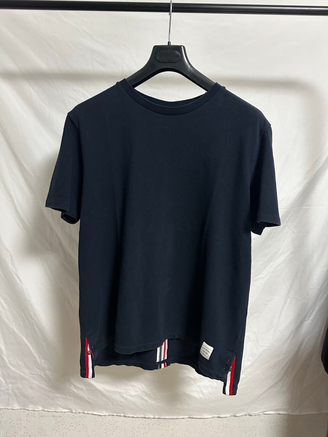 톰브라운 백삼선 반팔 네이비 (5) 상품이미지1