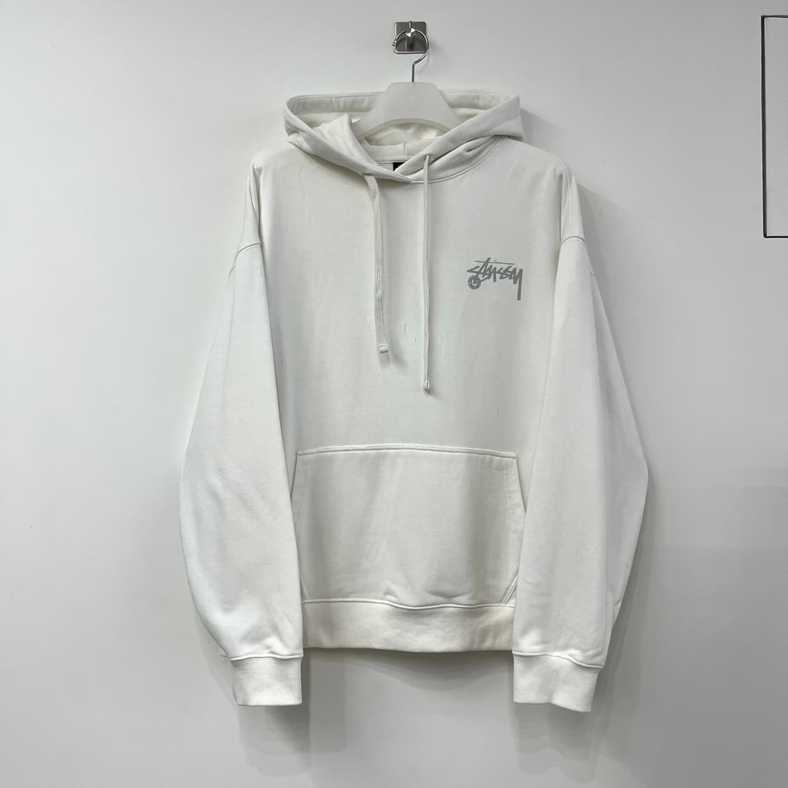 스투시 디자인스 백로고 화이트 후드티 상품이미지2