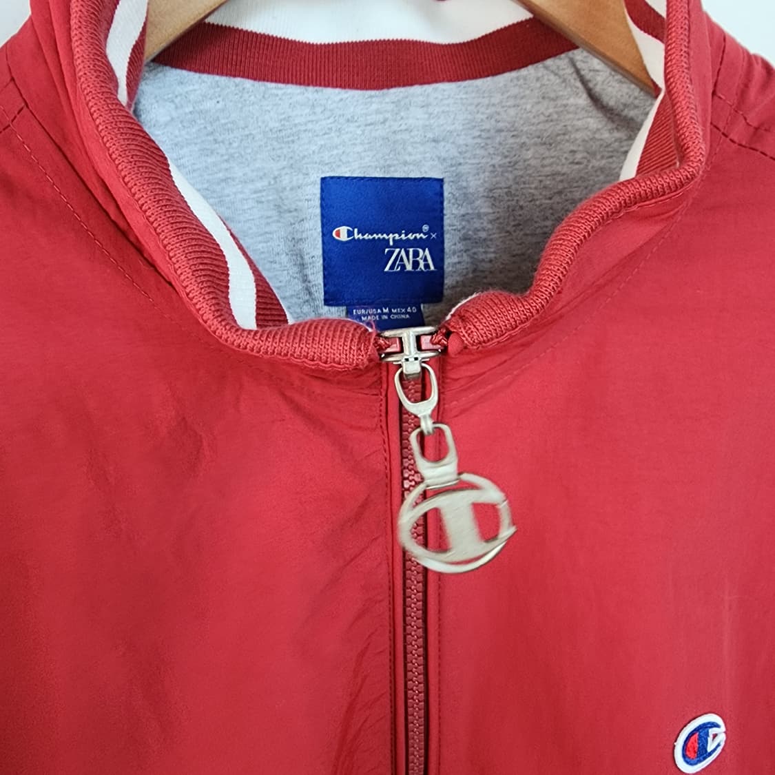 자라x챔피온 레드 바람막이 자켓 상품이미지4