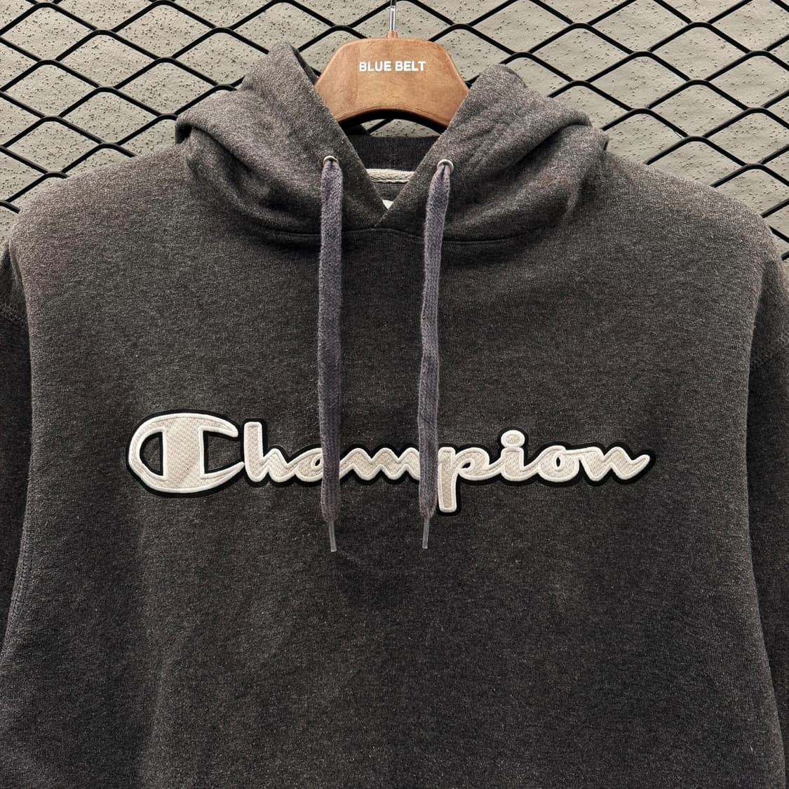 챔피온 레터링 후드티 엠보싱 로고 라벨 패치 디테일 차콜 상품이미지7