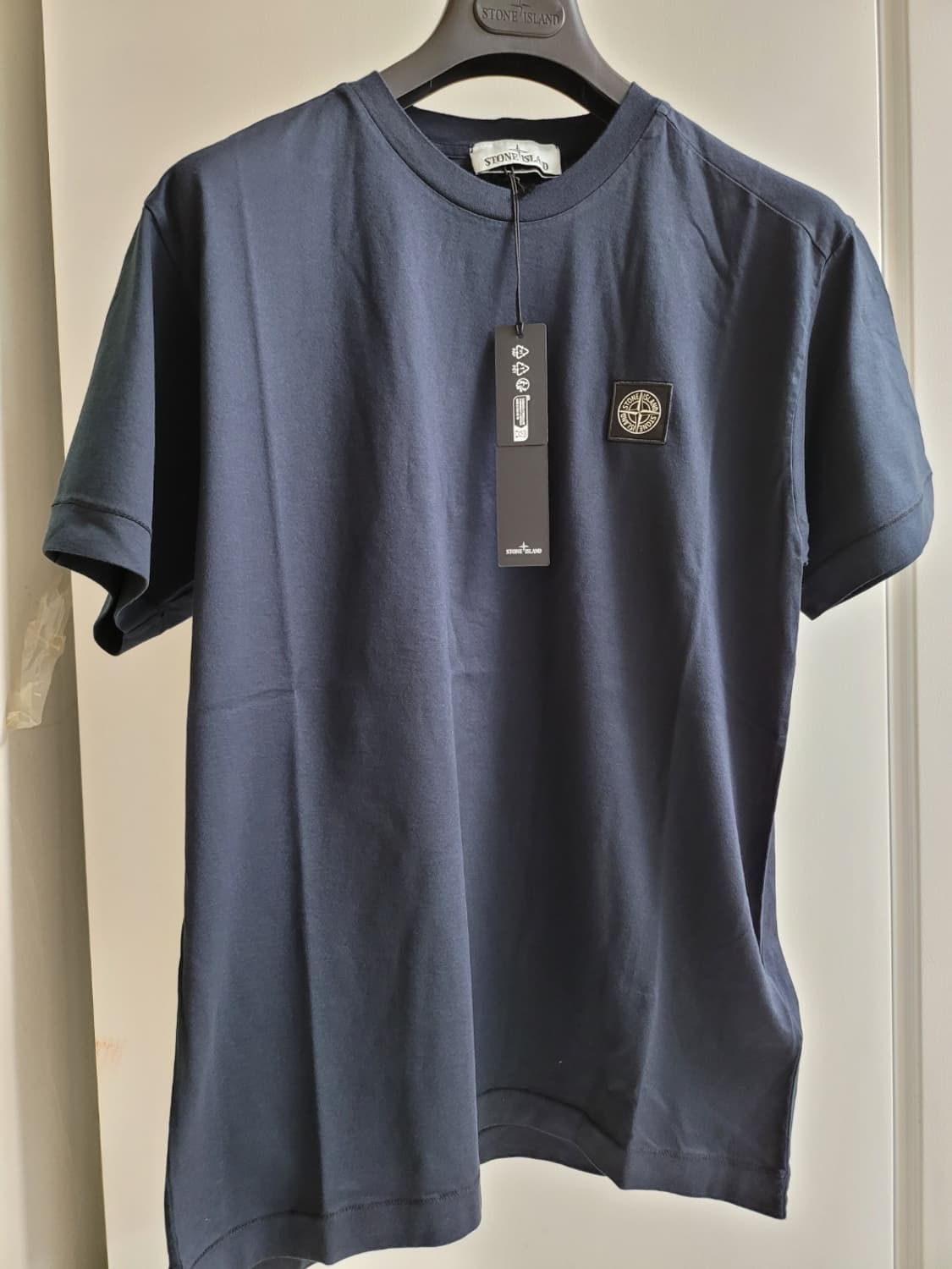 [제목] 옷장 속 '치트키'가 될 한 벌, 스톤아일랜드 네이비 로고 티셔 상품이미지1