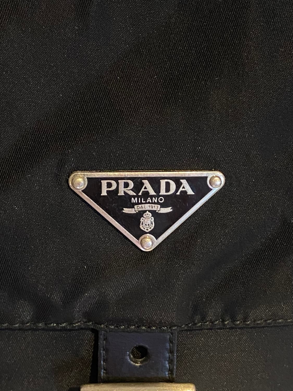 프라다 나일론 원버클 크로스백 상품이미지4