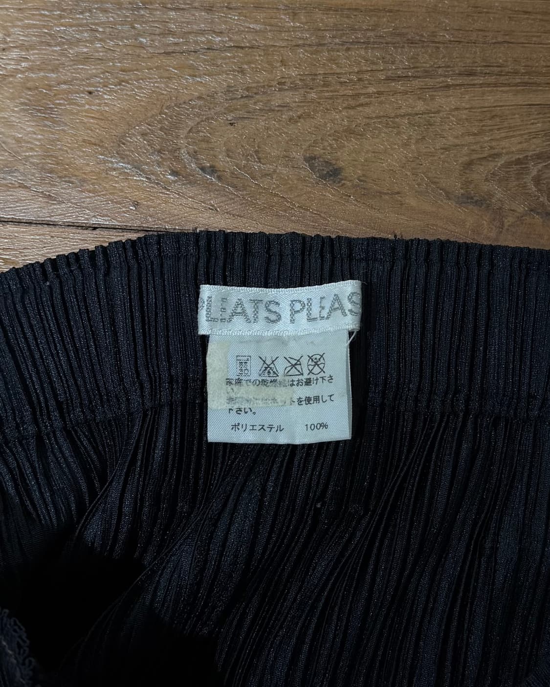 플리츠 플리즈 블랙 오픈넥 하프티셔츠/ 스티치 디테일 스커트 셋업 상품이미지9