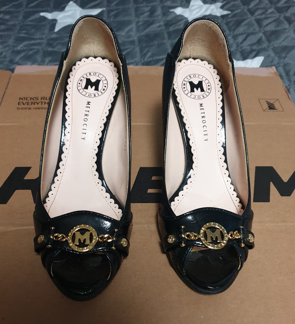 메트로시티 금장체인 하이힐 블랙 (235 D) 굽8cm 상품이미지1