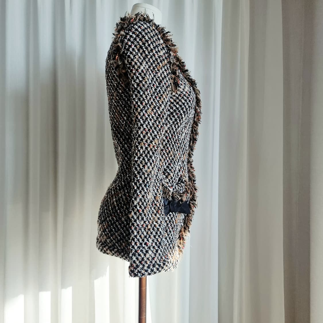 랑방컬렉션 테슬장식 블랙글리터 트위드 자켓 (44-55) 미시착새상품 상품이미지2