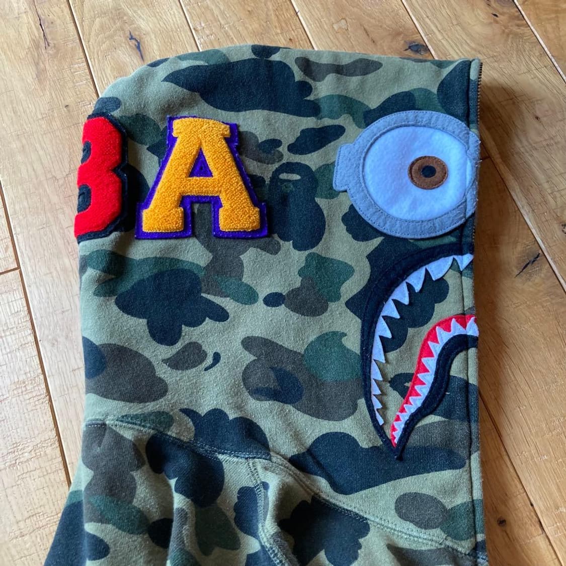 초레어 베이프 x 미니언즈 1st 카모 샤크 후드집업 녹계 상품이미지5