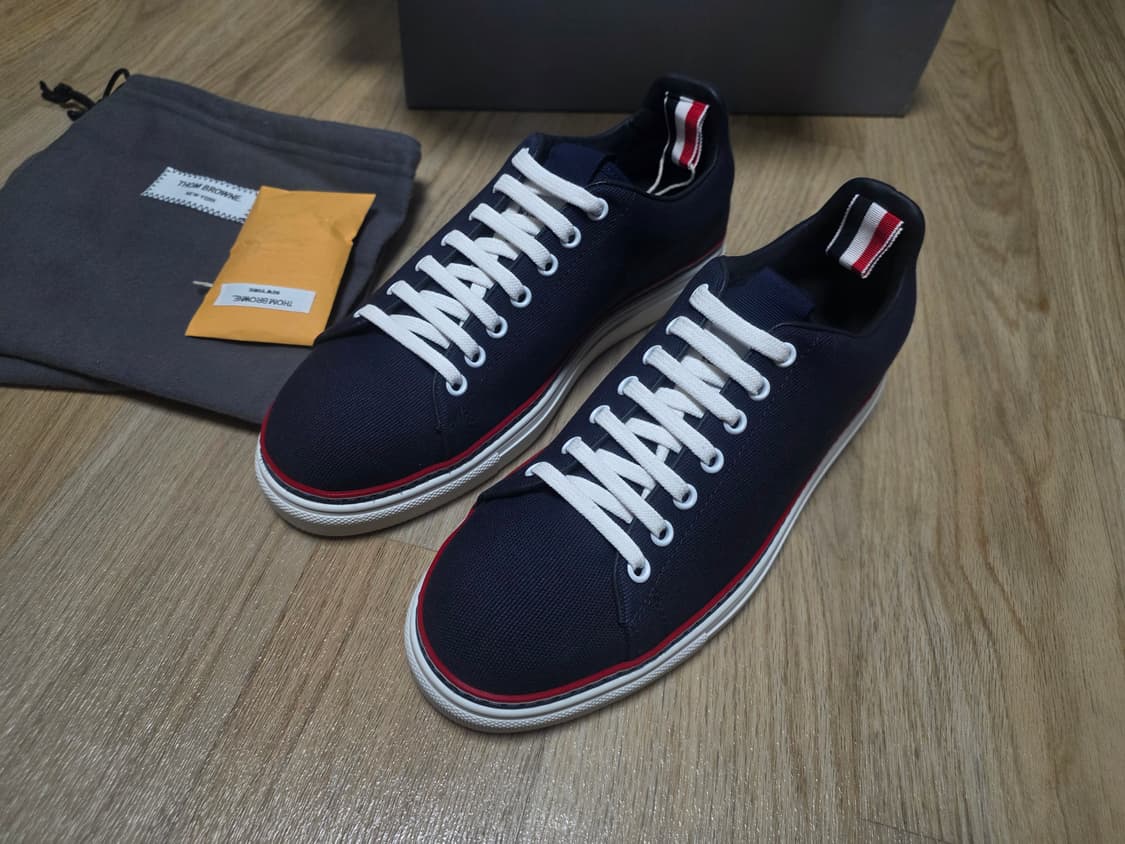 톰브라운 스니커즈 신발 새제품 8사이즈 (260-265) 팝니다. 상품이미지1