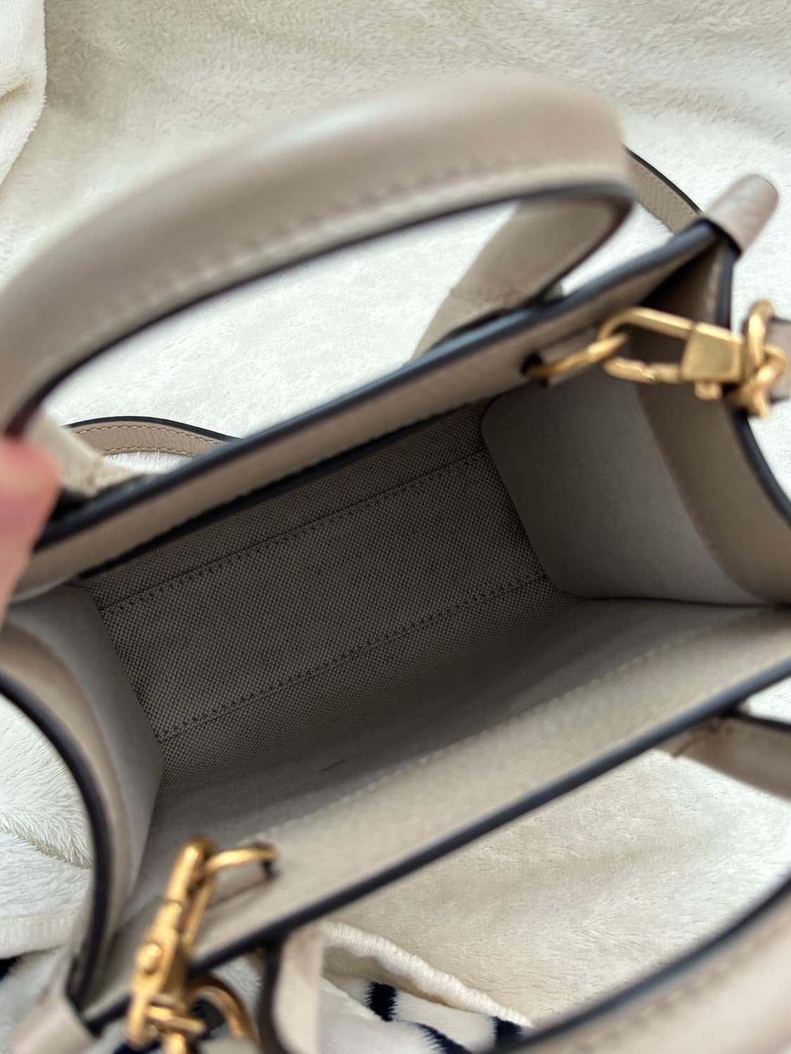 구찌 인터로킹 G 미니 토트백 베이지 상품이미지3