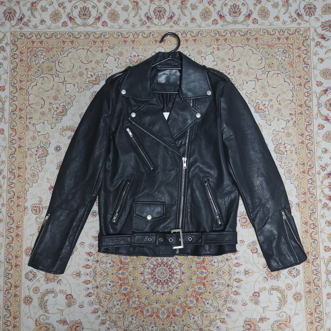 드레스볼륨 남성 비건 레더 자켓
M 상품이미지1