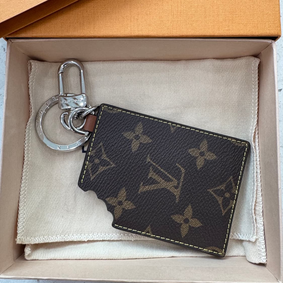 루이비통 초콜릿 바 피겨린 키 홀더 & 백 참 상품이미지9