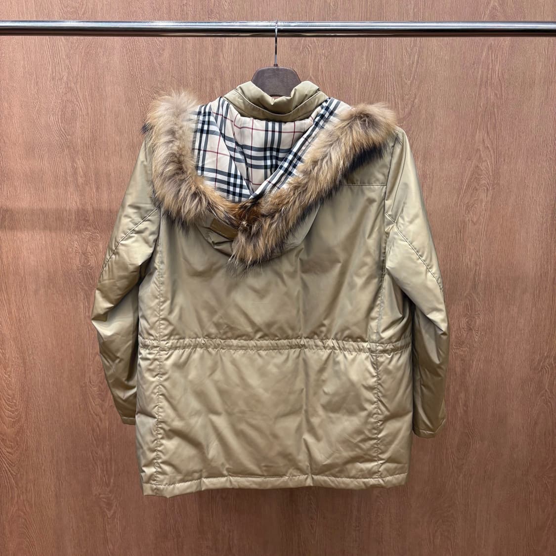 버버리 후드 다운 점퍼 클래식 체크 안감 레드 로고 자수 디테일 베이지 상품이미지3