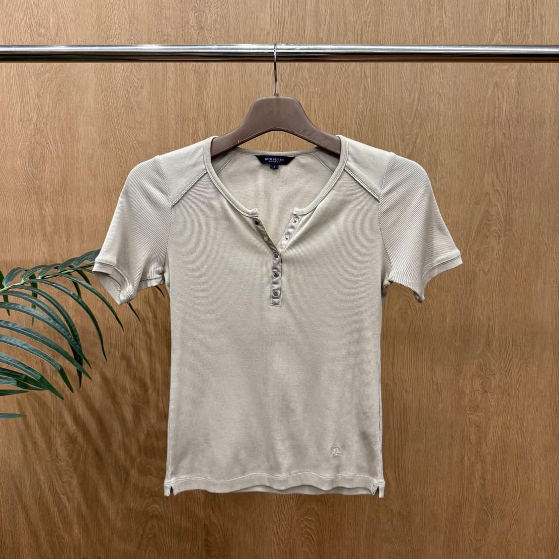 버버리 런던 반팔 티셔츠 골지 버튼 로고 디테일 슬림핏 베이지 상품이미지1