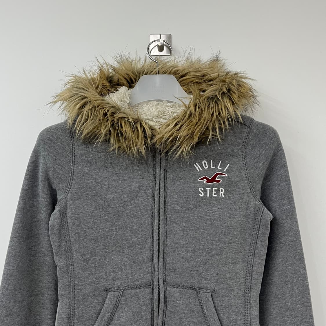 홀리스터 딱붙핏 울프죠 자수로고 그레이 후드집업 상품이미지5