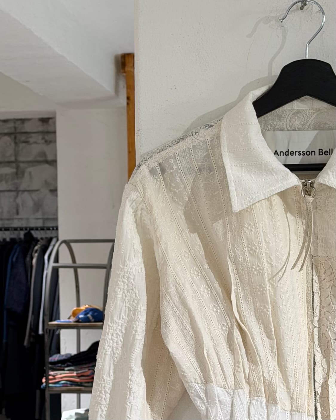 앤더슨 벨 화이트 알바 패치워크 플리츠 레이스 셔츠 상품이미지2