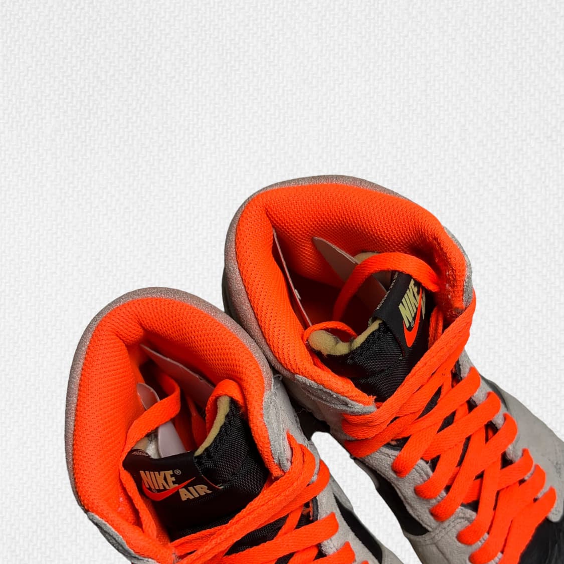 260 조던1 레트로 하이 네추럴 그레이 하이퍼 크림슨 상품이미지6