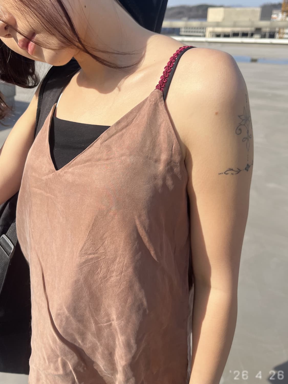 Textured Suede Cami 어깨끈 포인트 탑 상품이미지1