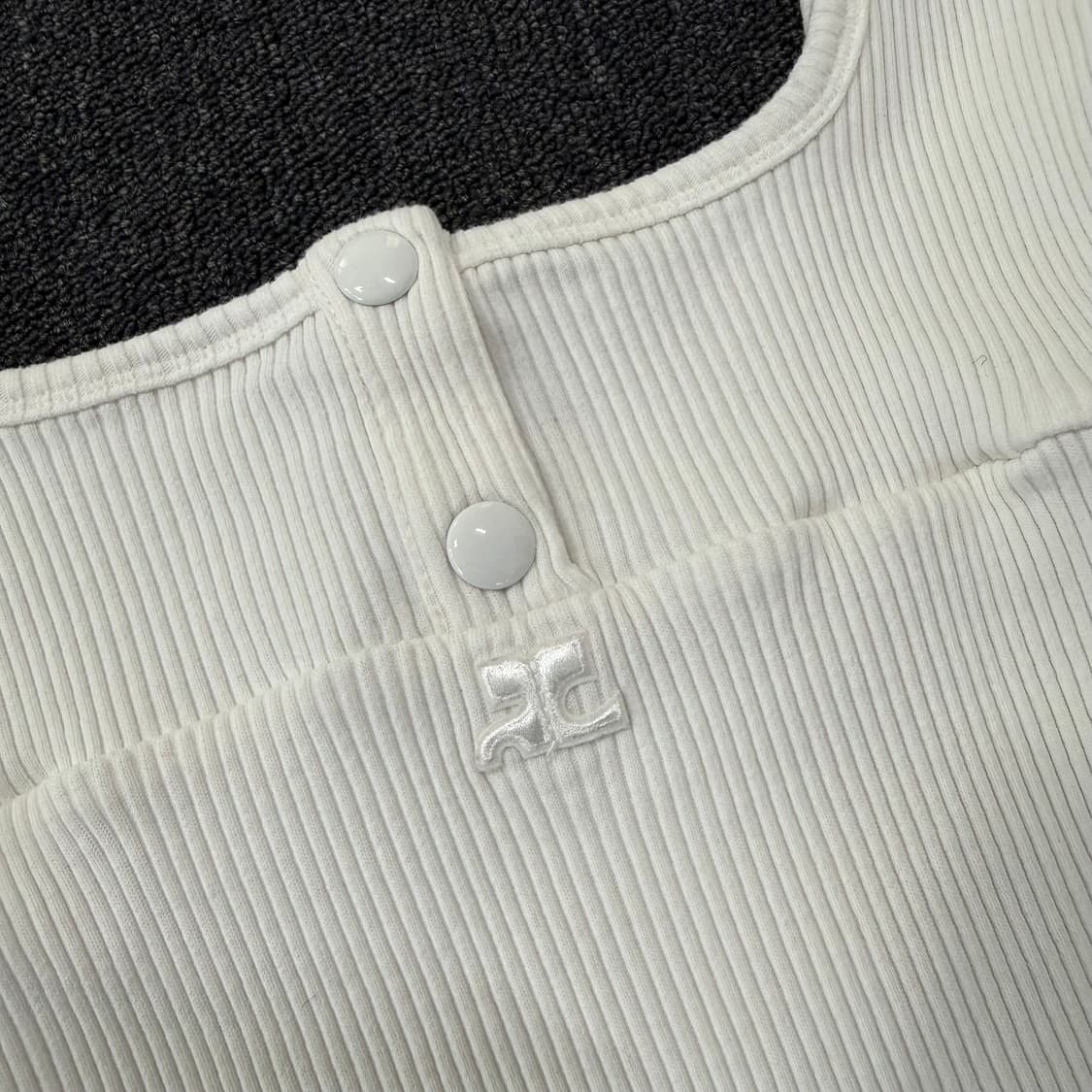 꾸레쥬 로고 자수 스트레치 골지 반팔 탑 상품이미지4