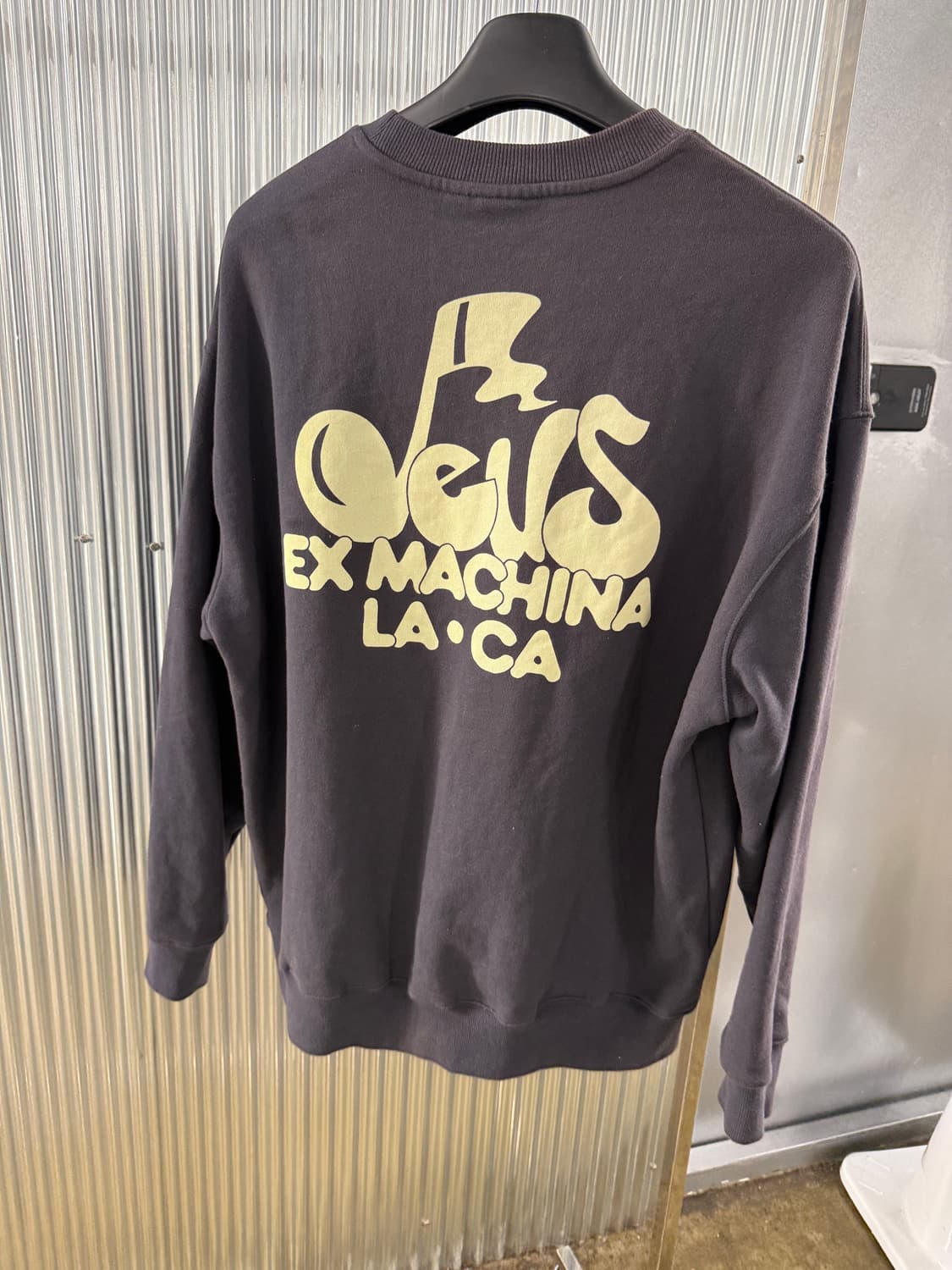 데우스엑스 마키나 맨투맨 차콜 상품이미지3