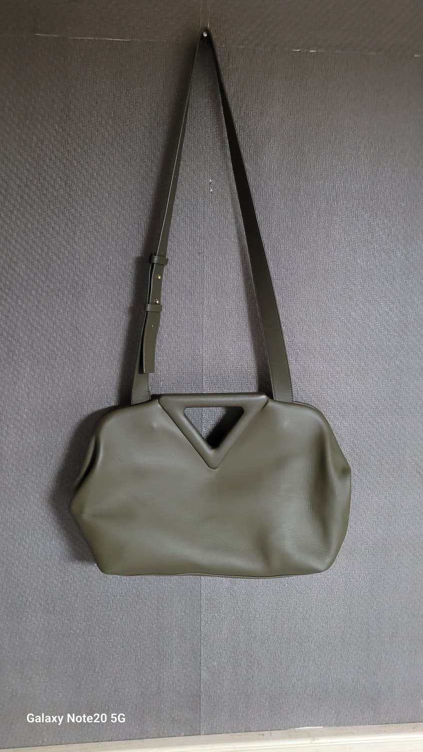 보테가베네타 트라이앵글 백 상품이미지2