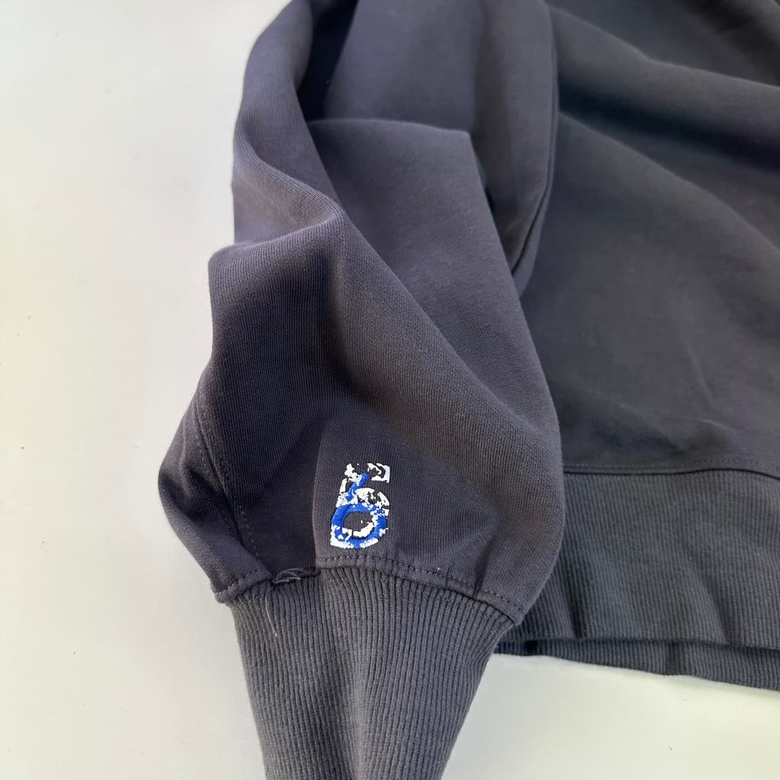 A2 아더에러 차콜 6주년 모크넥 맨투맨 상품이미지3