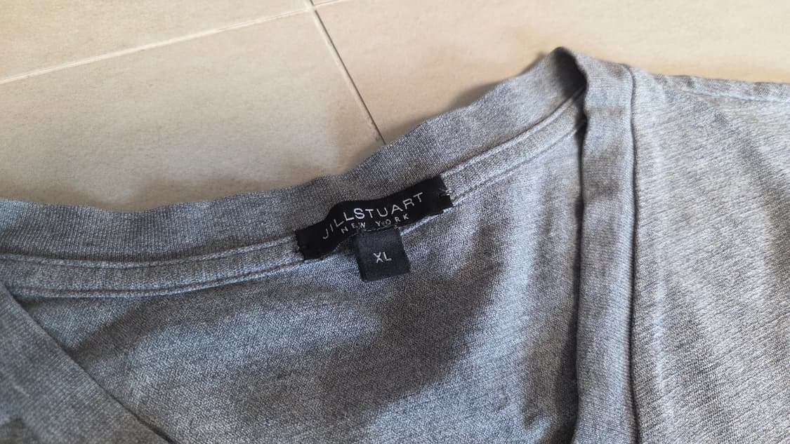 질스튜어트 뉴욕 그레이 브이넥 반팔 티셔츠  상품이미지4