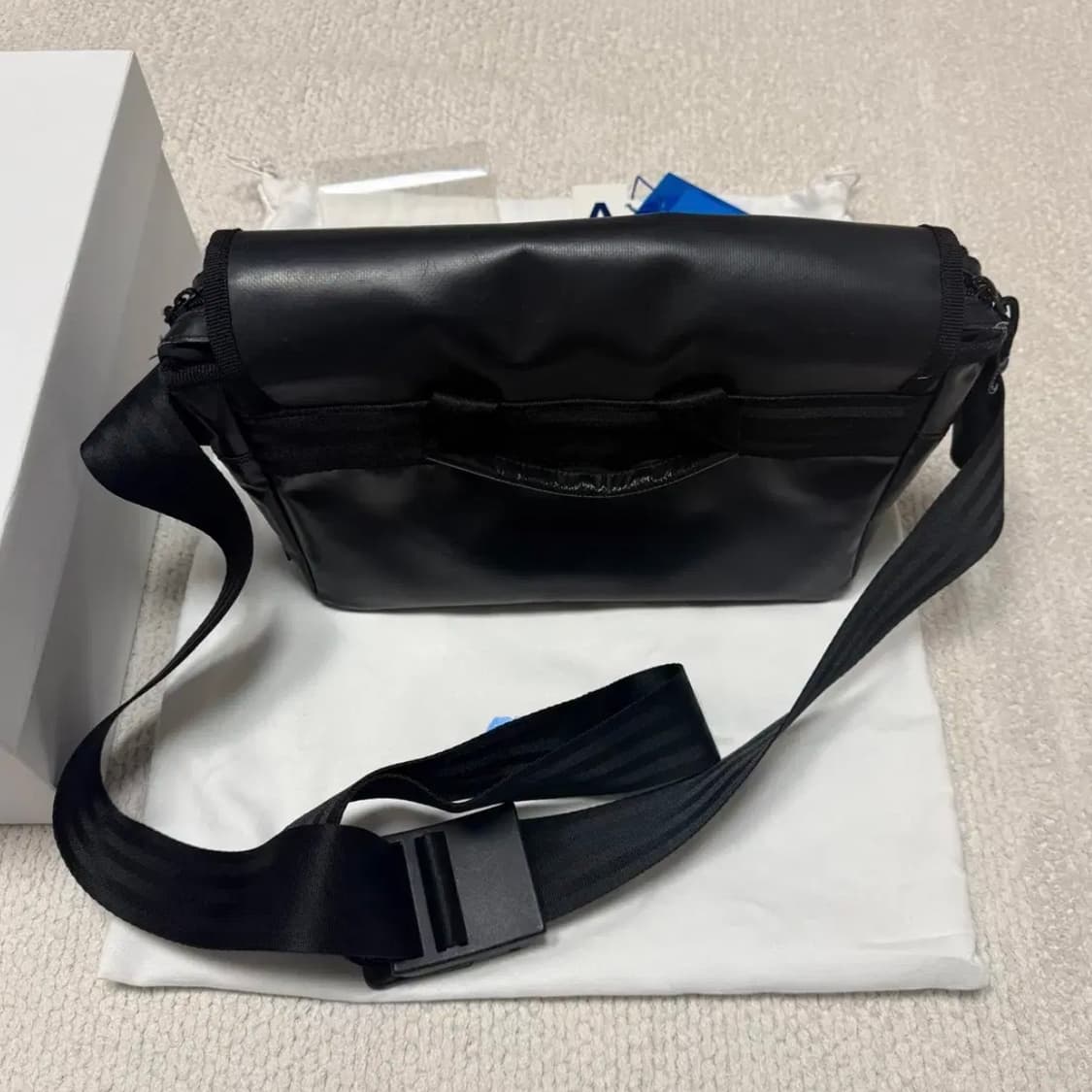 (아더에러) 트레이스 애드모어 크로스바디백 블랙 상품이미지4