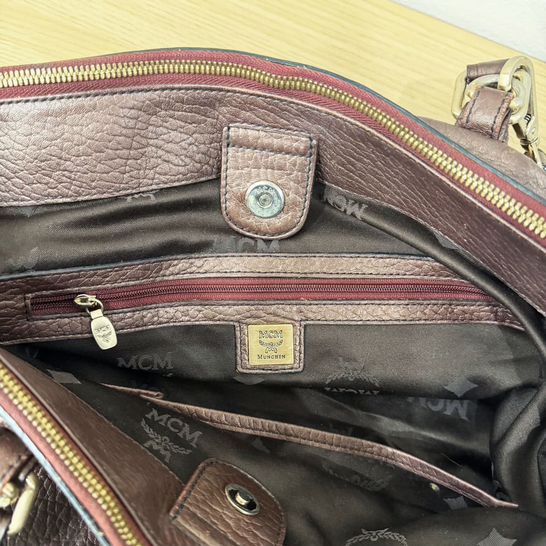 MCM 레더 토트백 골드 로고 더블 핸들 바닥 스터드 디테일 브라운 상품이미지7