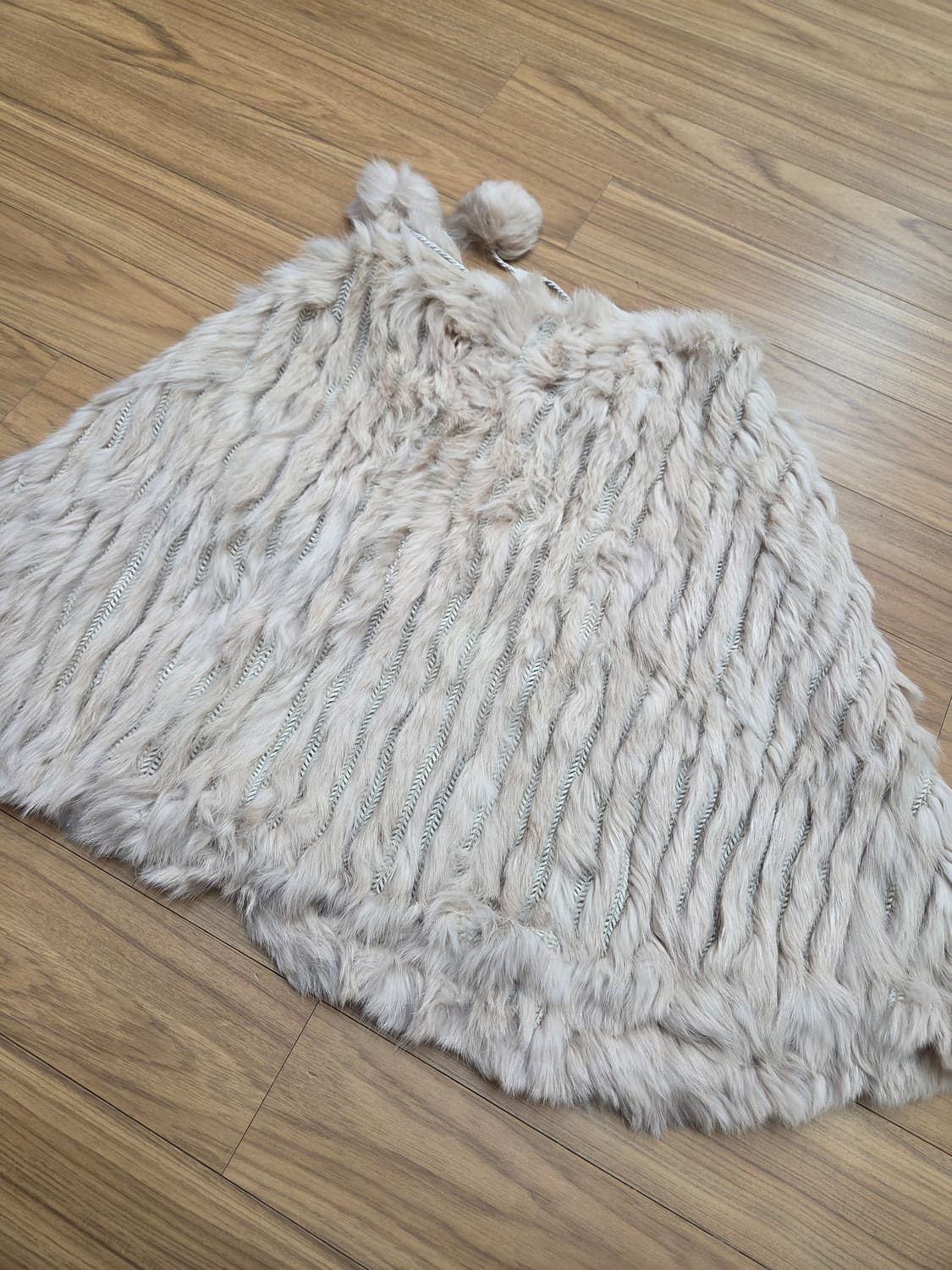 아이보리 색상의 폼폼 케이프 망토입니다. 페이크퍼 소재로 털빠짐 거의 없 상품이미지2