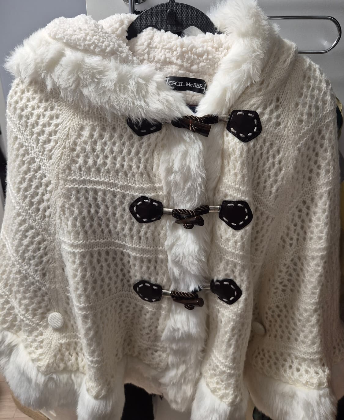 세실맥비 cecil mcbee 화이트 퍼 케이프 상품이미지1