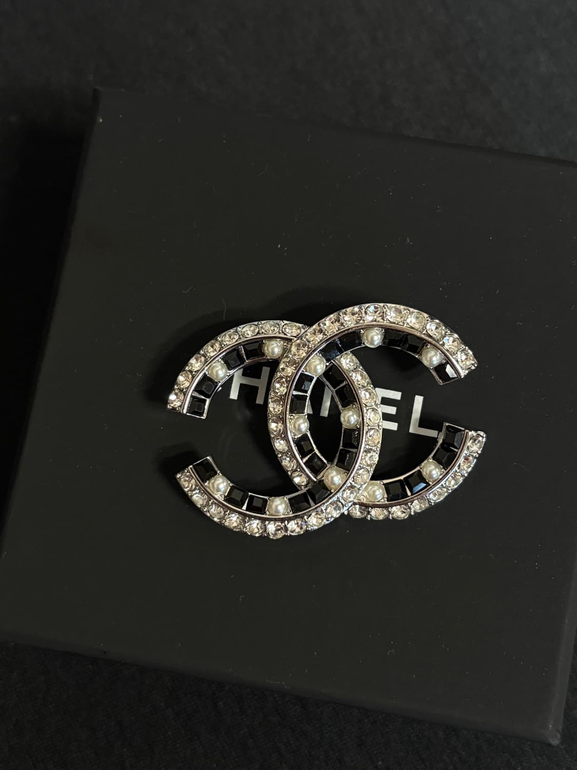 샤넬 정품 업사이클링 cc로고 블랙 메탈 크리스탈 브로치 상품이미지2