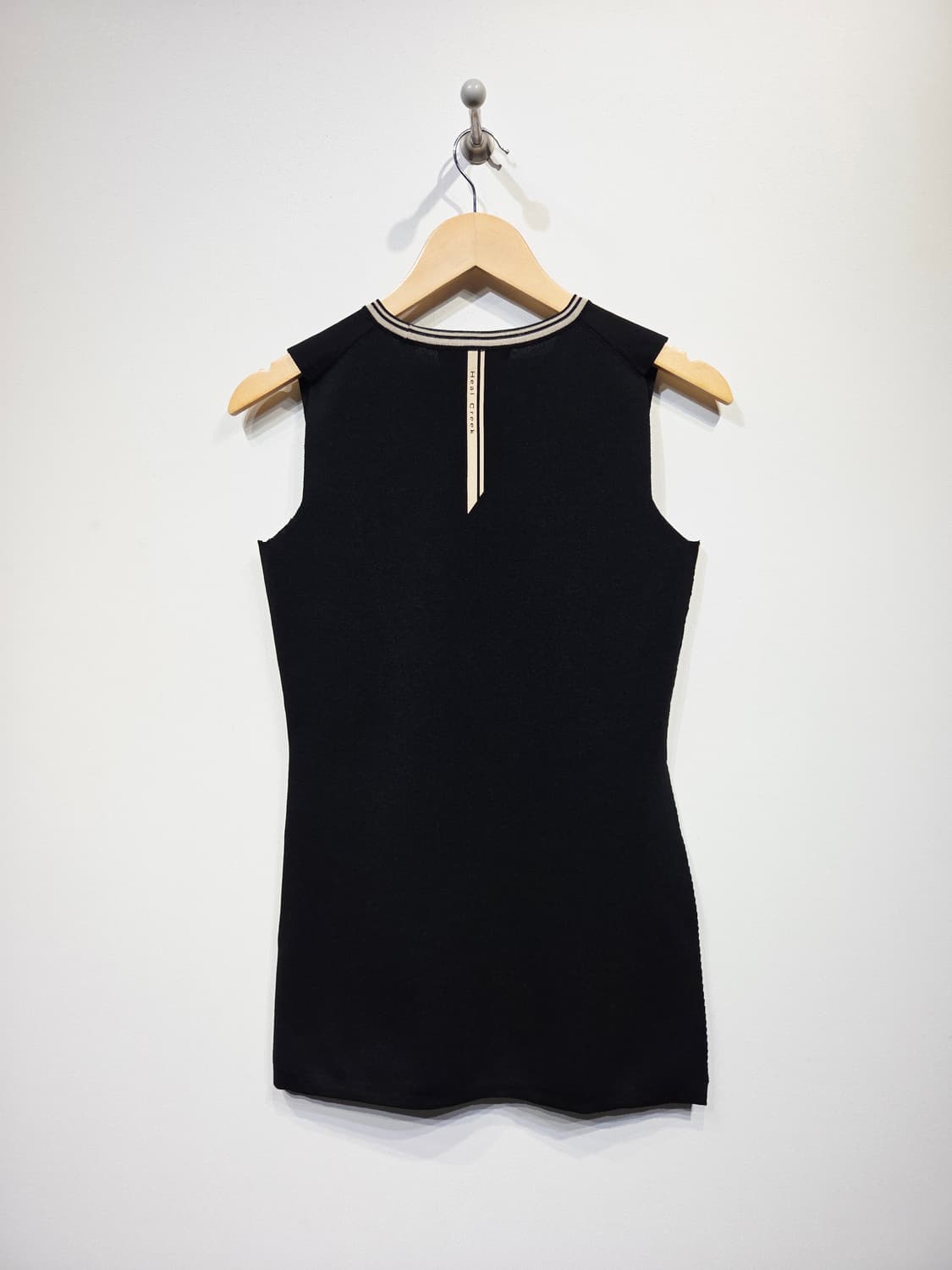 힐크릭(Heal Creek) 블랙 배색 라인 민소매 니트 탑 상품이미지5