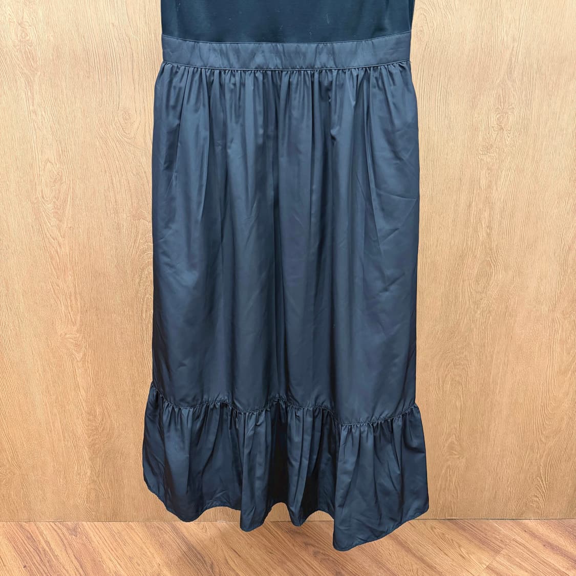 내추럴뷰티베이직 라운드넥 슬리브리스 원피스 배색 티어드 러플 디테일 블랙 상품이미지5