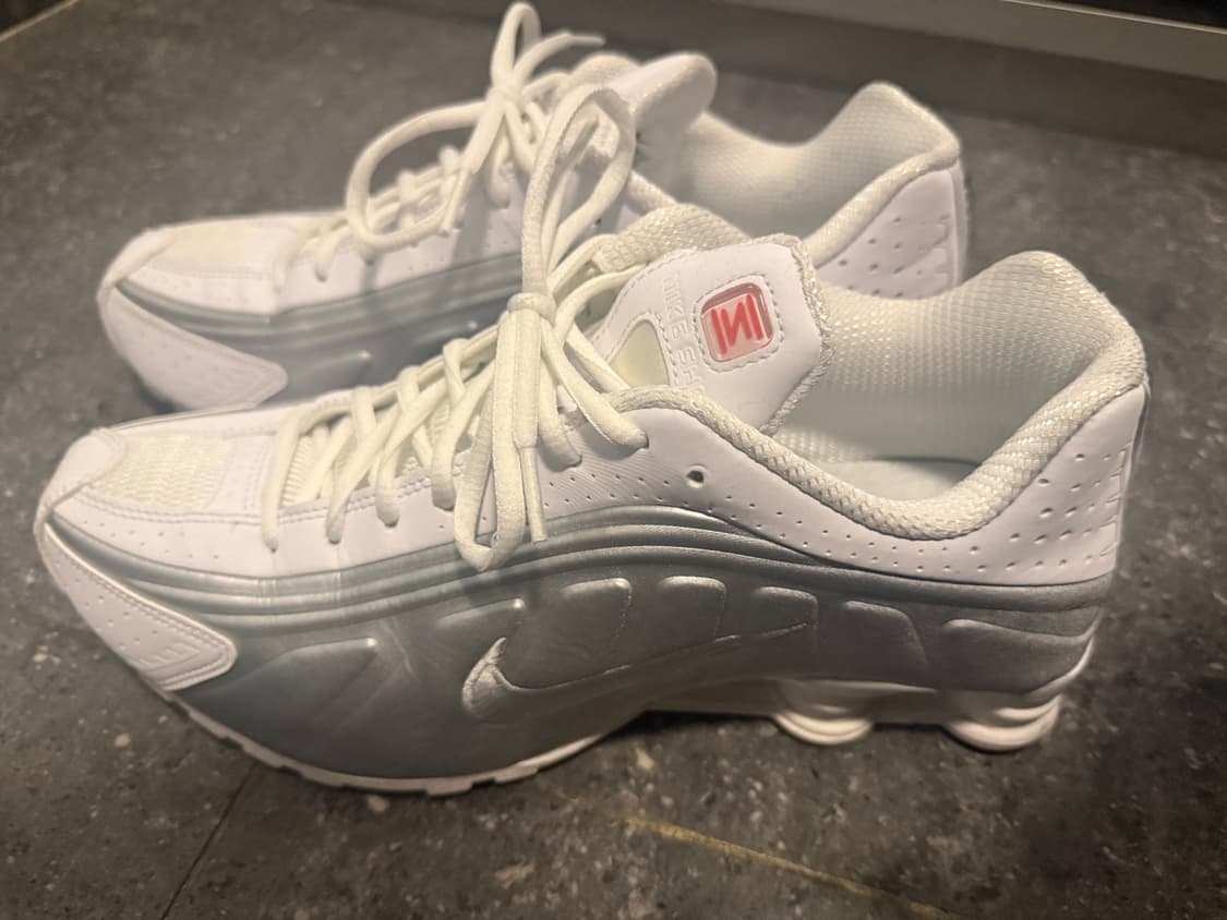 (상태 좋음 285 ) 나이키 샥스 R4 화이트 브라이트 크림슨 상품이미지1