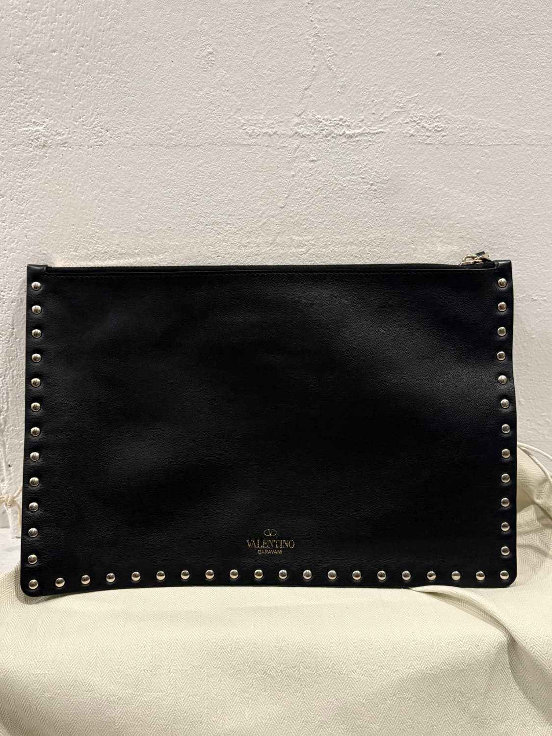 Valentino 발렌티노 락스터드 클러치백 상품이미지1