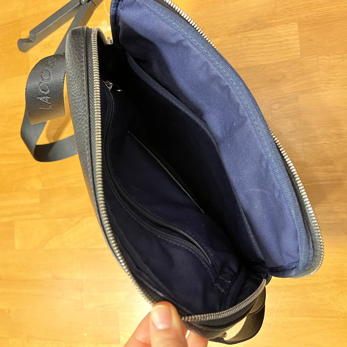 택포) 라코스테 정품 맨즈 클래식 가죽 크로스백 상품이미지5