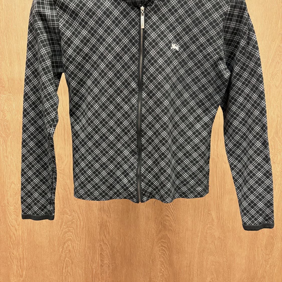 버버리 런던 져지 집업 가디건 그레이 체크 패턴 로고 자수 디테일 블랙 상품이미지5