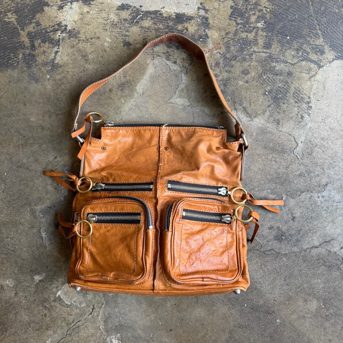 끌로에 멀티 포켓 레더 숄더백 상품이미지1