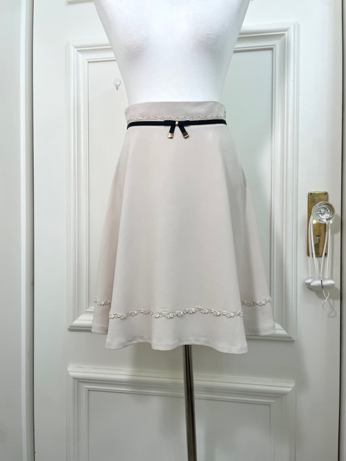 beigeivory brown line bow point midi sk 상품이미지5