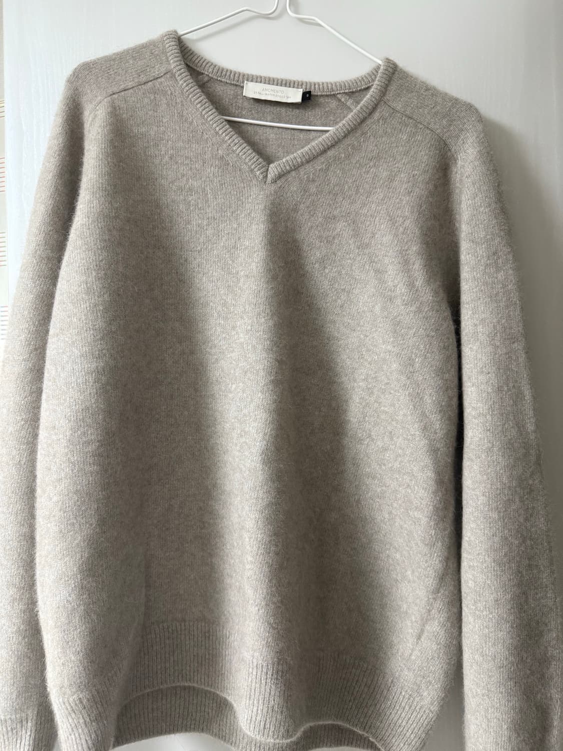 아모멘토 라쿤 브이넥 니트 (베이지s) 상품이미지3