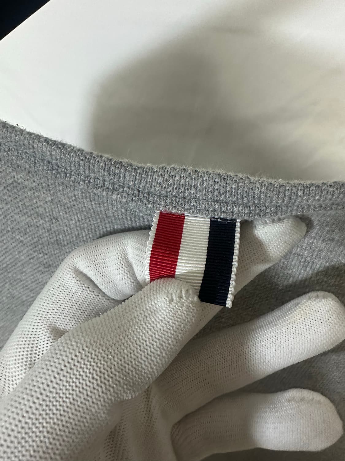 톰브라운 4선 완장 롱슬리브 그레이 (3) 상품이미지3