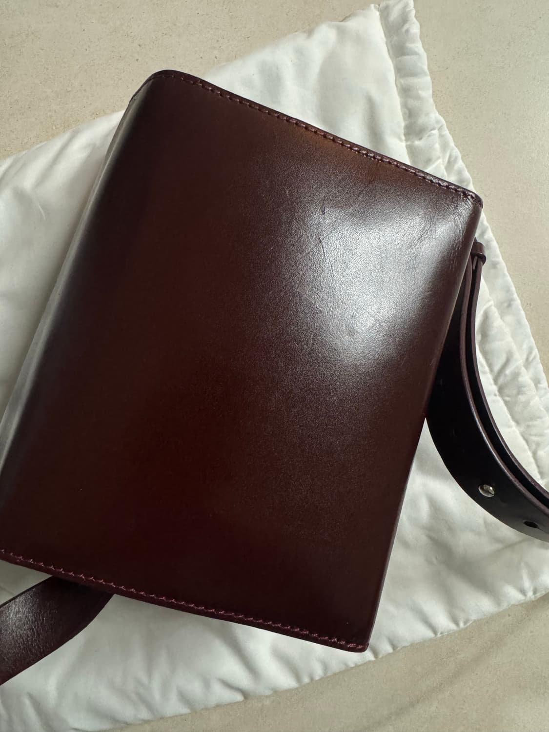 르메르 카메라백 베지터블 탠 레더 체리 마호가니 미듐 사이즈 상품이미지6