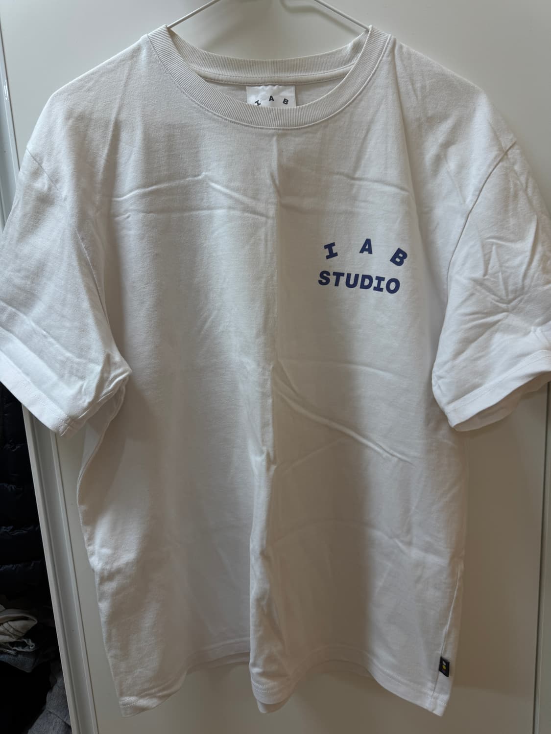 아이앱 스튜디오 티셔츠 화이트 네이비 상품이미지3